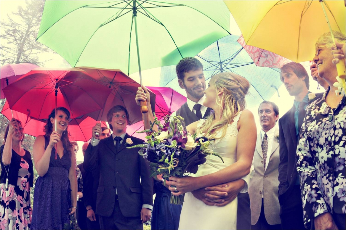 paraplu_gasten_trouwen_regen