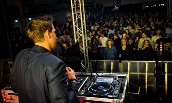 Feest DJ Douwe Hoekstra